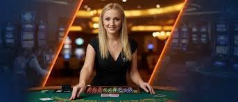 Meja permainan casino dengan kartu dan chips tersusun rapi